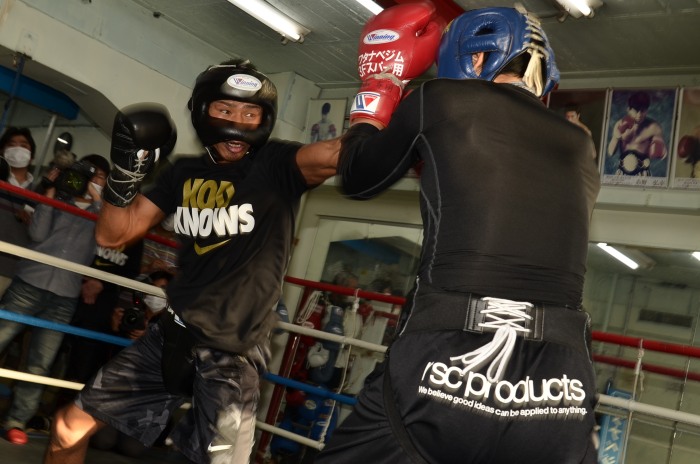 内山高志が公開練習（ボクシングニュース）