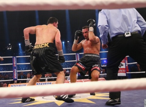フックがアルスランをTKO（ボクシングニュース）
