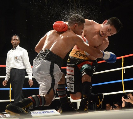 原-マバオ戦.9R.DSC_6930tr_01 原が空位のOPBFタイトル獲得(ボクシングニュース)