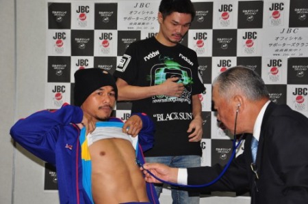 河野とデンカオセーンが予備検診（ボクシングニュース）