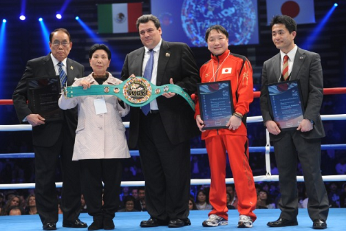 WBCが袴田さんに名誉ベルト贈呈（ボクシングニュース）