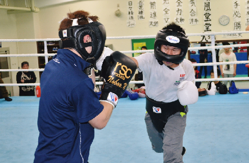 takayama 高山勝成、近大選手とスパー(ボクシングニュース)
