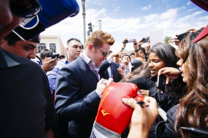 Canelo with fans カネロvsララ、プロモーションツアー開始(ボクシングニュース)