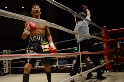 morisaki 森崎が初回でタイ選手をストップ(ボクシングニュース)