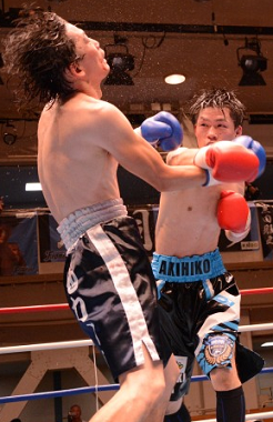 黒田久々勝利、片桐ダウン挽回TKO勝ち（ボクシングニュース）