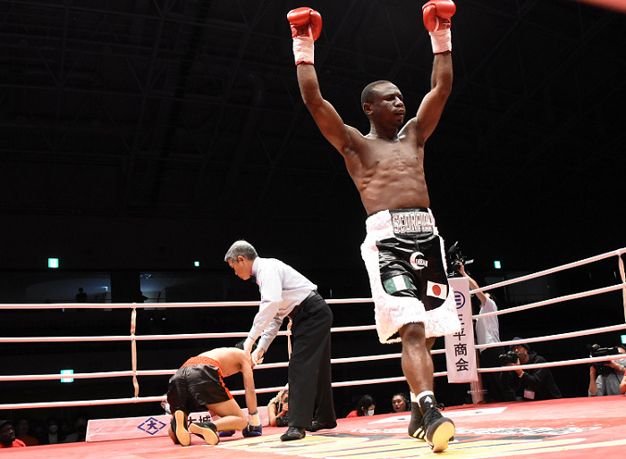 Nigerian Oyekola KOs Thailand's top-ranked lightweight Manat in 1st round in Okinawa