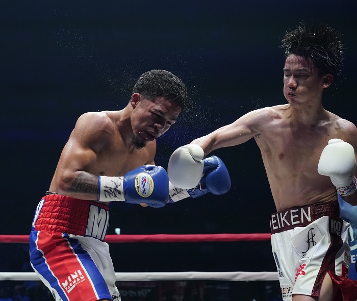高見亨介がロサを圧倒 10回TKOで世界の王座に – Boxing News